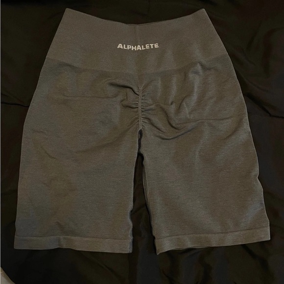 Alphalete amplify biker shorts in titanium - Picture 5 of 5